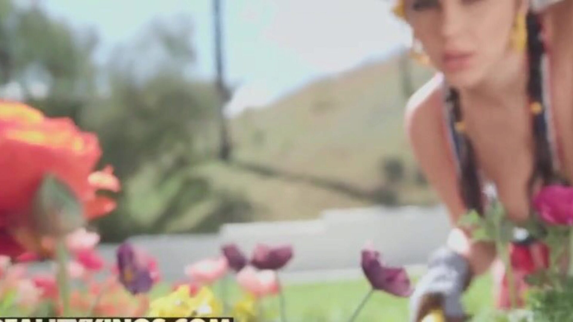 Monster Curves - (Valentina Nappi, Jessy Jones) - Gardening Hoe - Reality Kings
