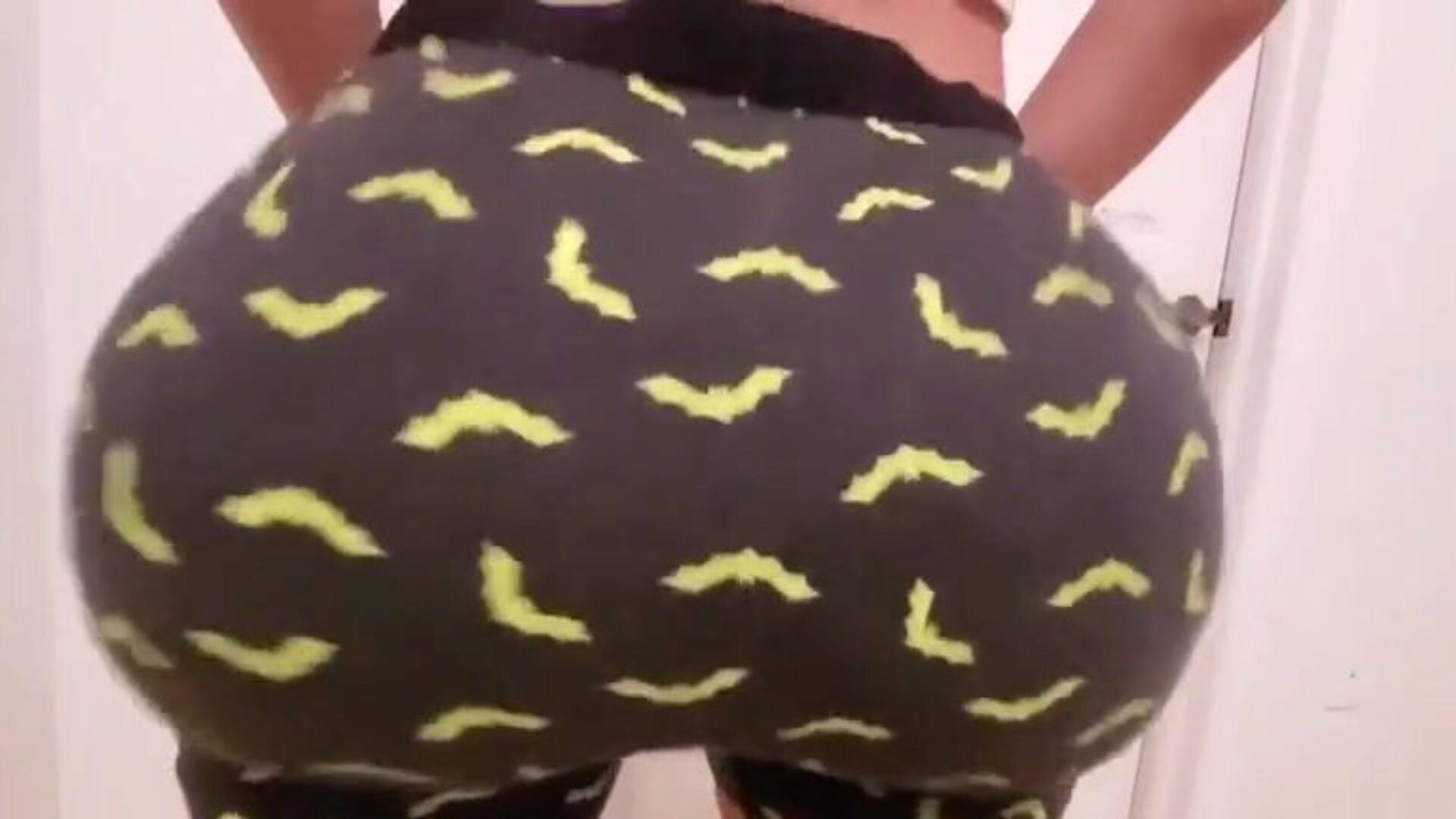 A Pawg with Large Bumpers Entreats For Wang Previous To Sofa