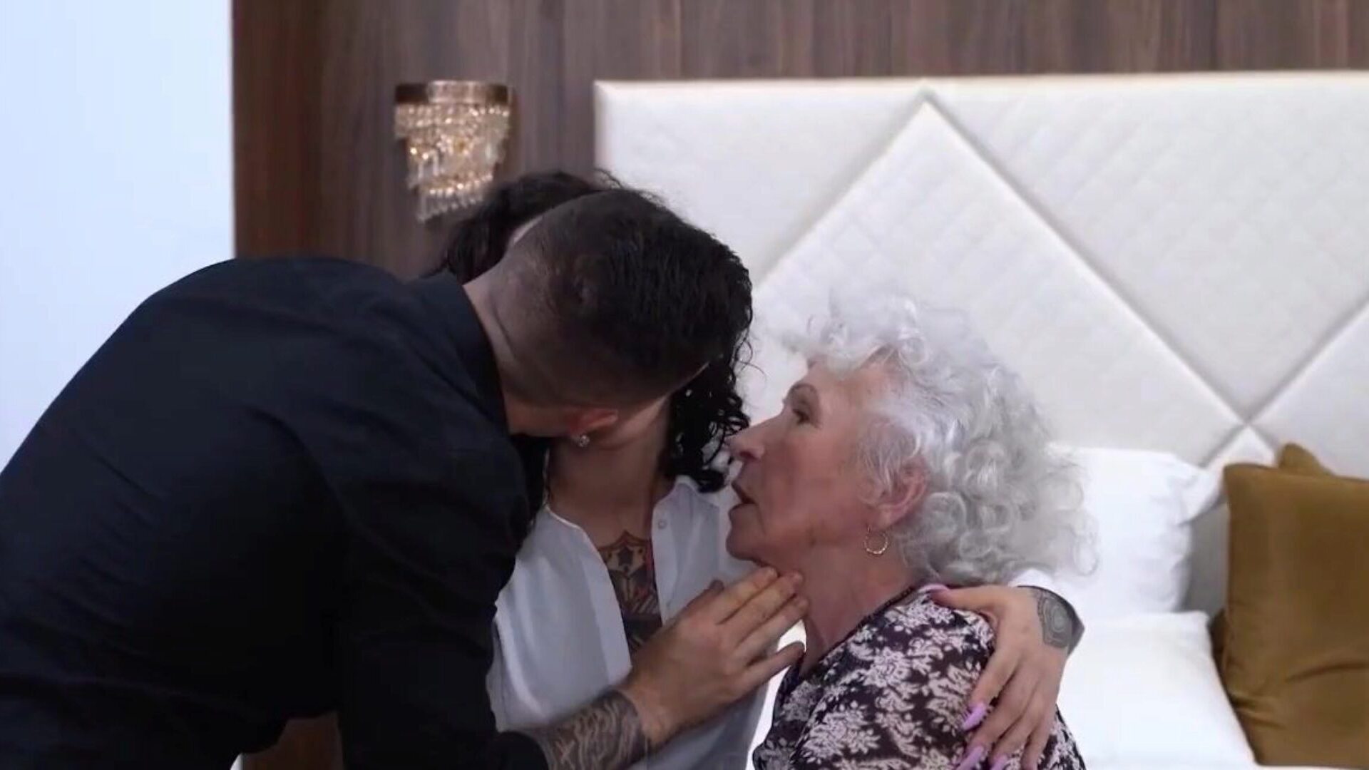 um carrossel alegre na vida de uma neta idosa de 86 anos que bate com a avó de 86 anos e compartilha alegremente seu namorado com ela
